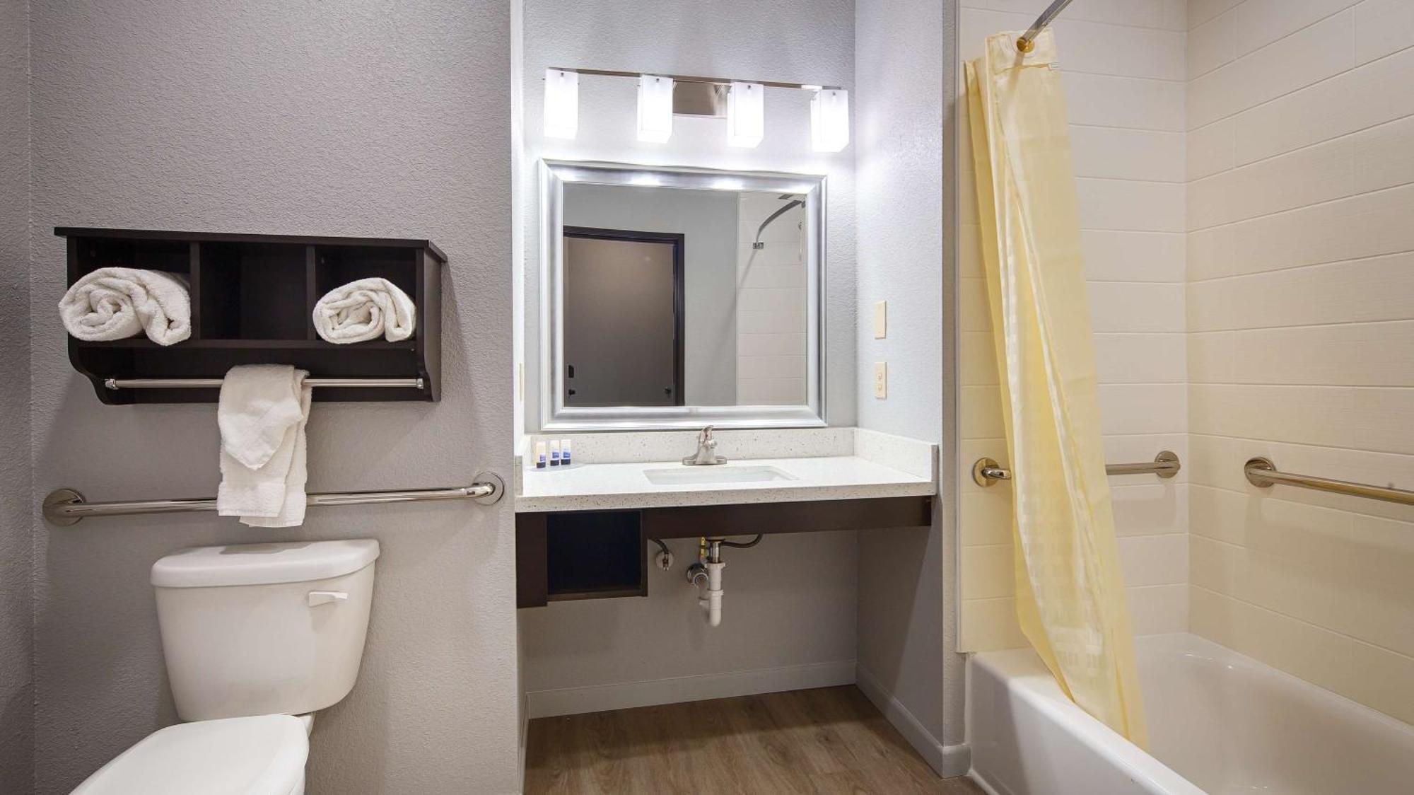 King Room with Roll-in Shower - Disability Access/Non-Smoking