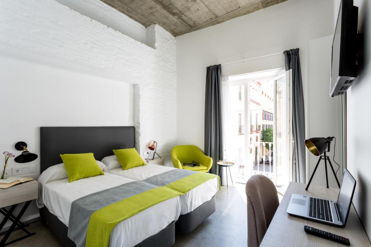 Quarto com 2 Camas de Solteiro e Vista da Cidade