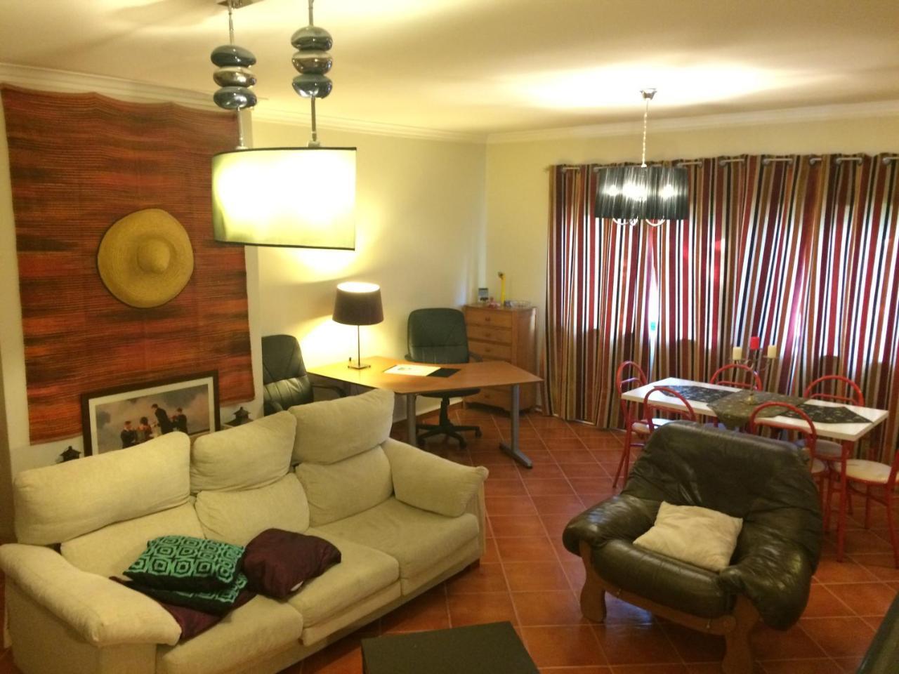 Quarto Triplo Básico com Casa de Banho Partilhada