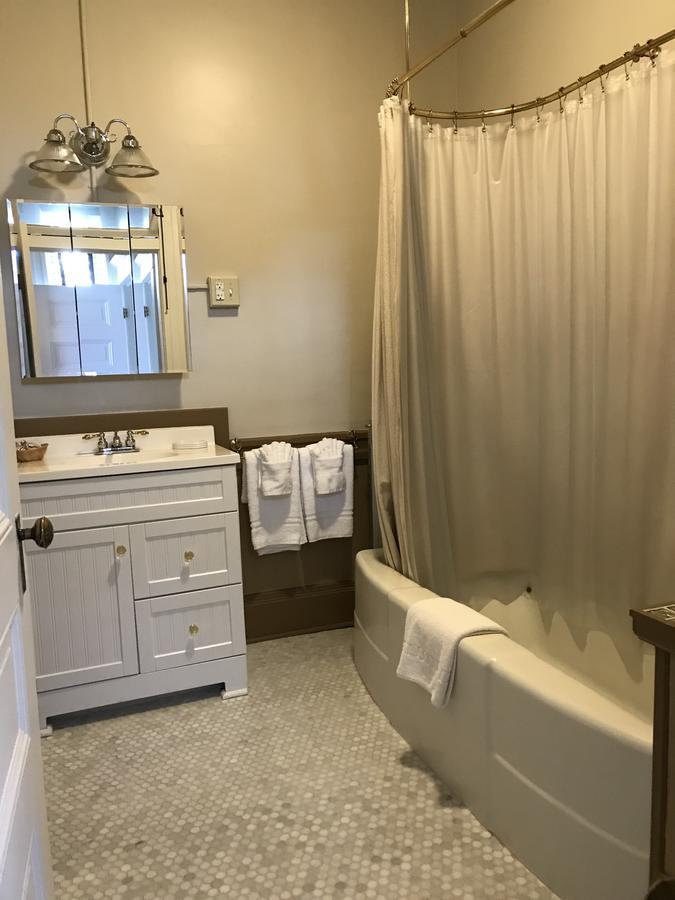 Consulting, 1 King Bed (First Floor)