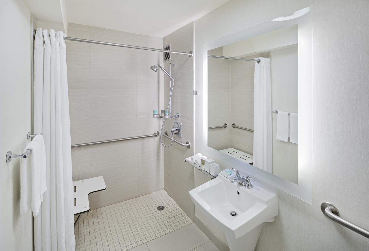 King Room with Accessible Shower - Disability Access
