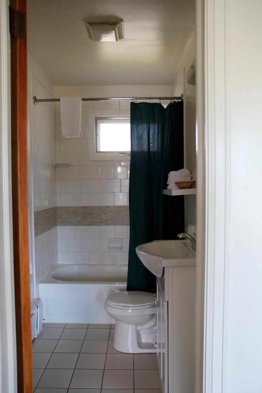 Queen Room with Kitchen, Partial Lake View