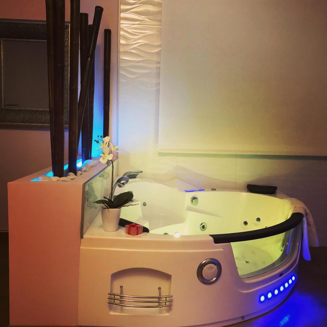 Suite with Hot Tub,724628794:JPEG