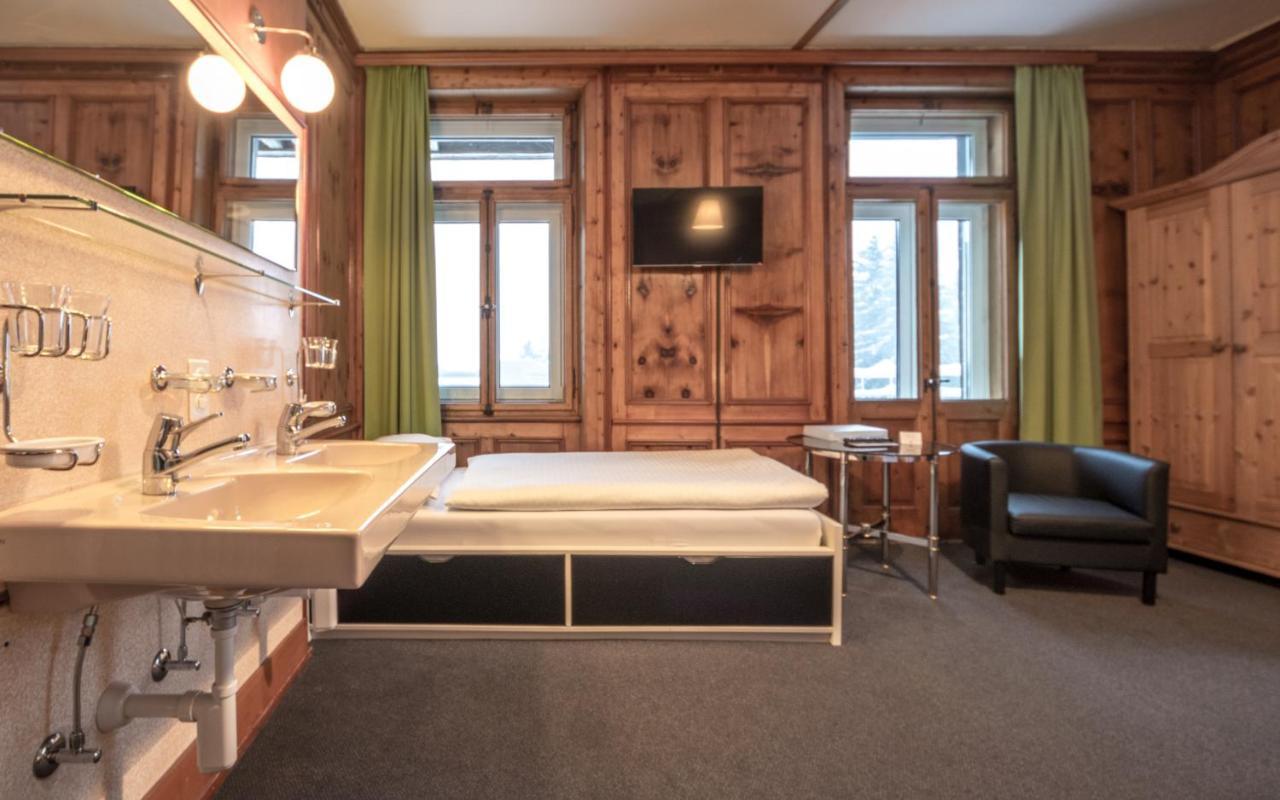 Dreibettzimmer mit Dusche