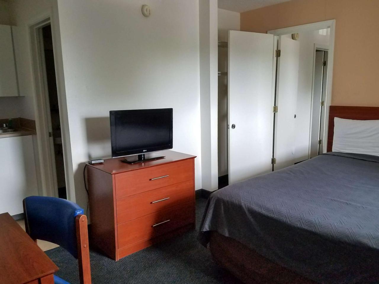 Deluxe Queen Room - Non-Smoking