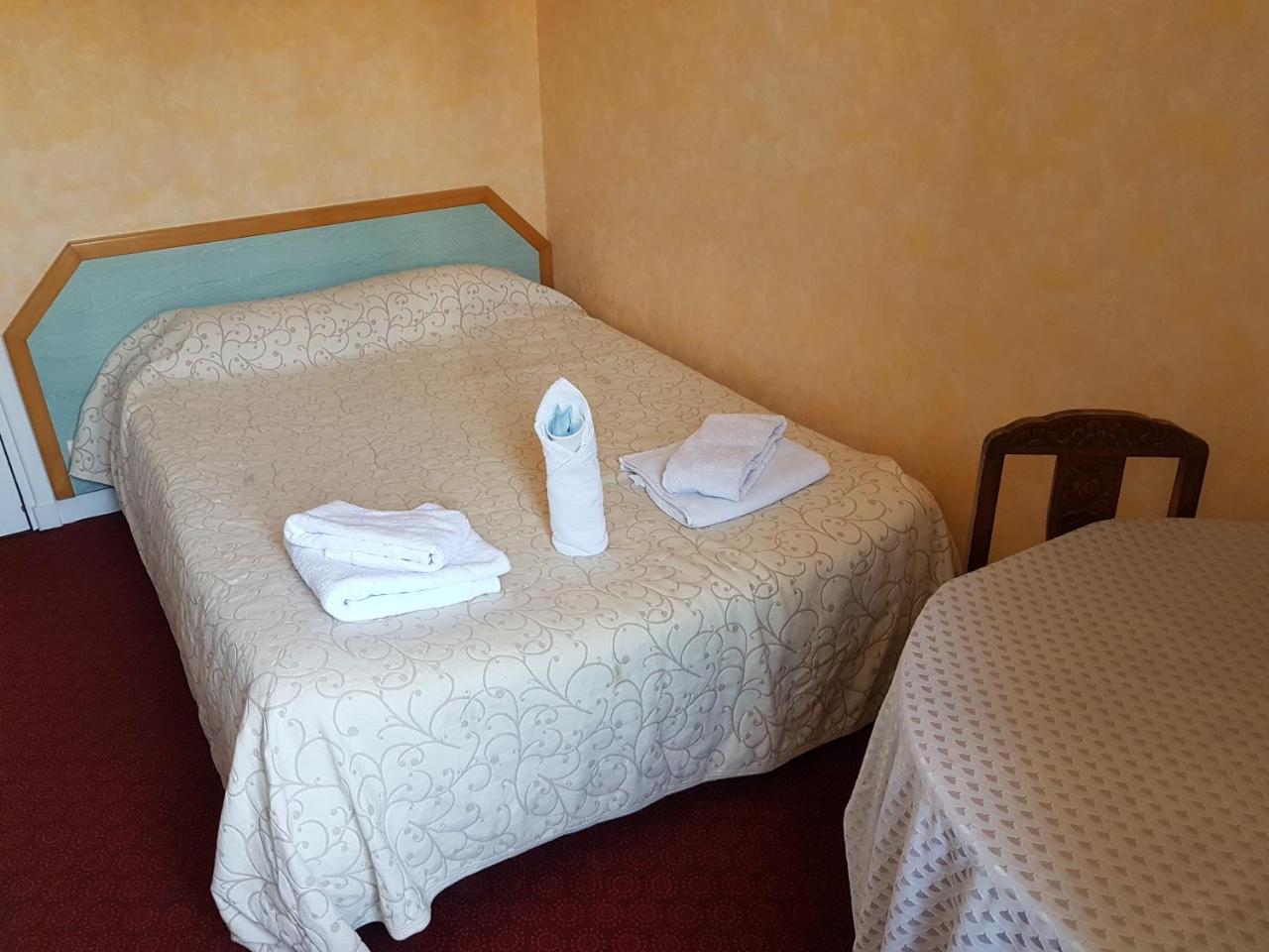 Chambre Double Standard avec Salle de Bains et Toilettes Communes