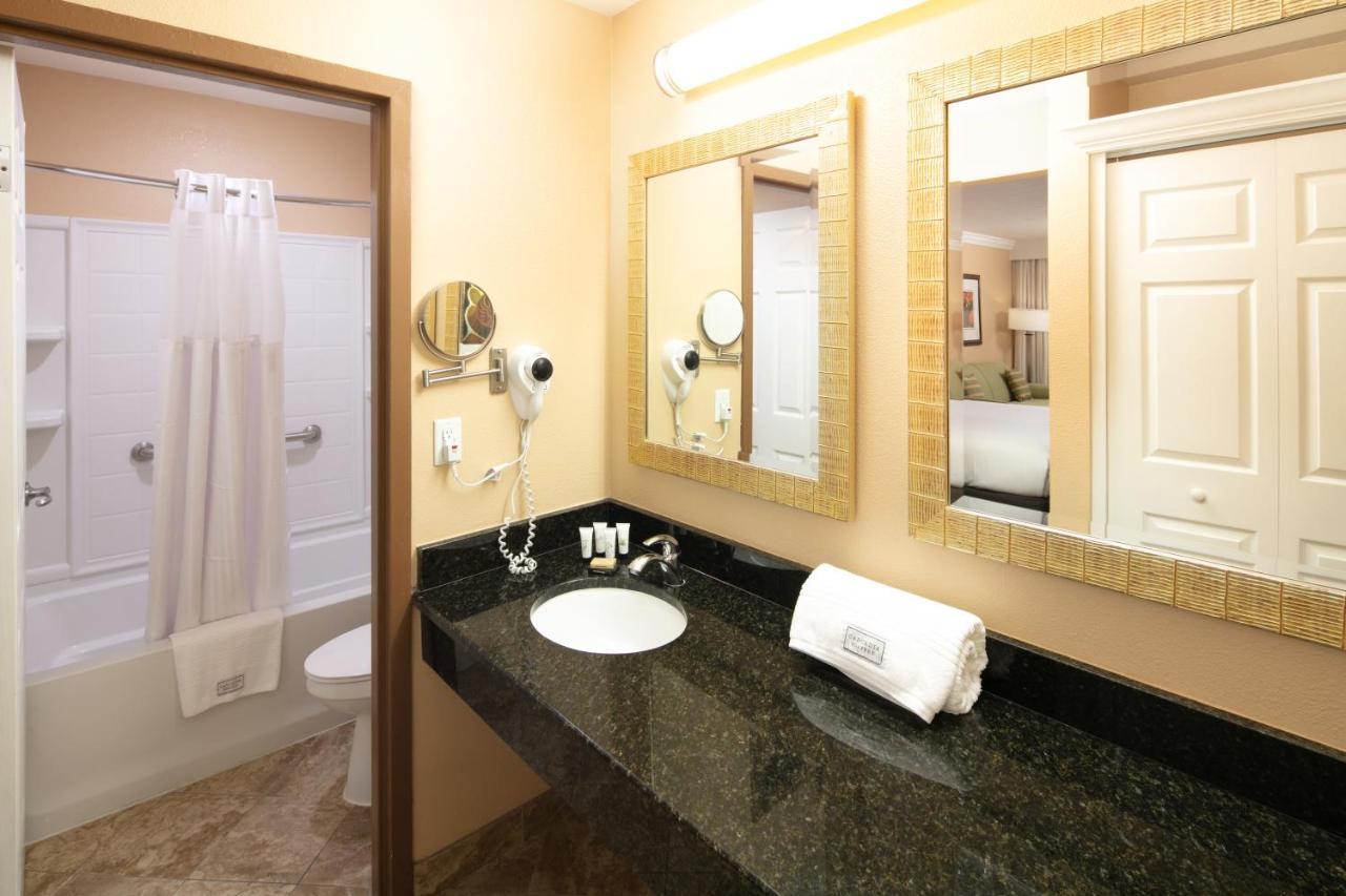 Chambre Lit King-Size de Luxe avec Canapé-Lit - Vue sur Cour