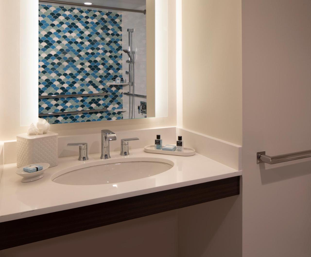 One-Bedroom King Suite with Partial Ocean View - Accessible