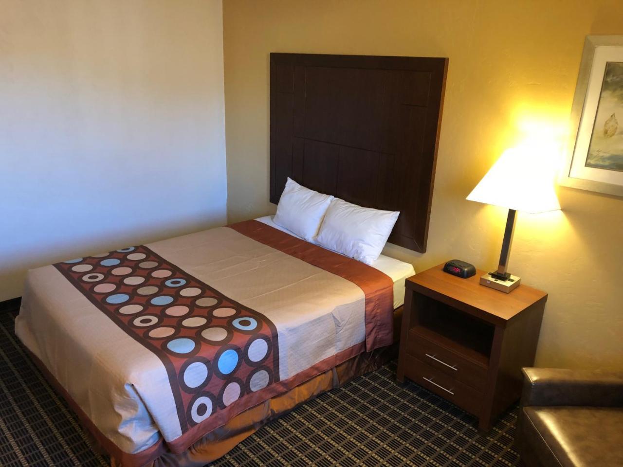 Queen Room - Disability Access - Non-Smoking