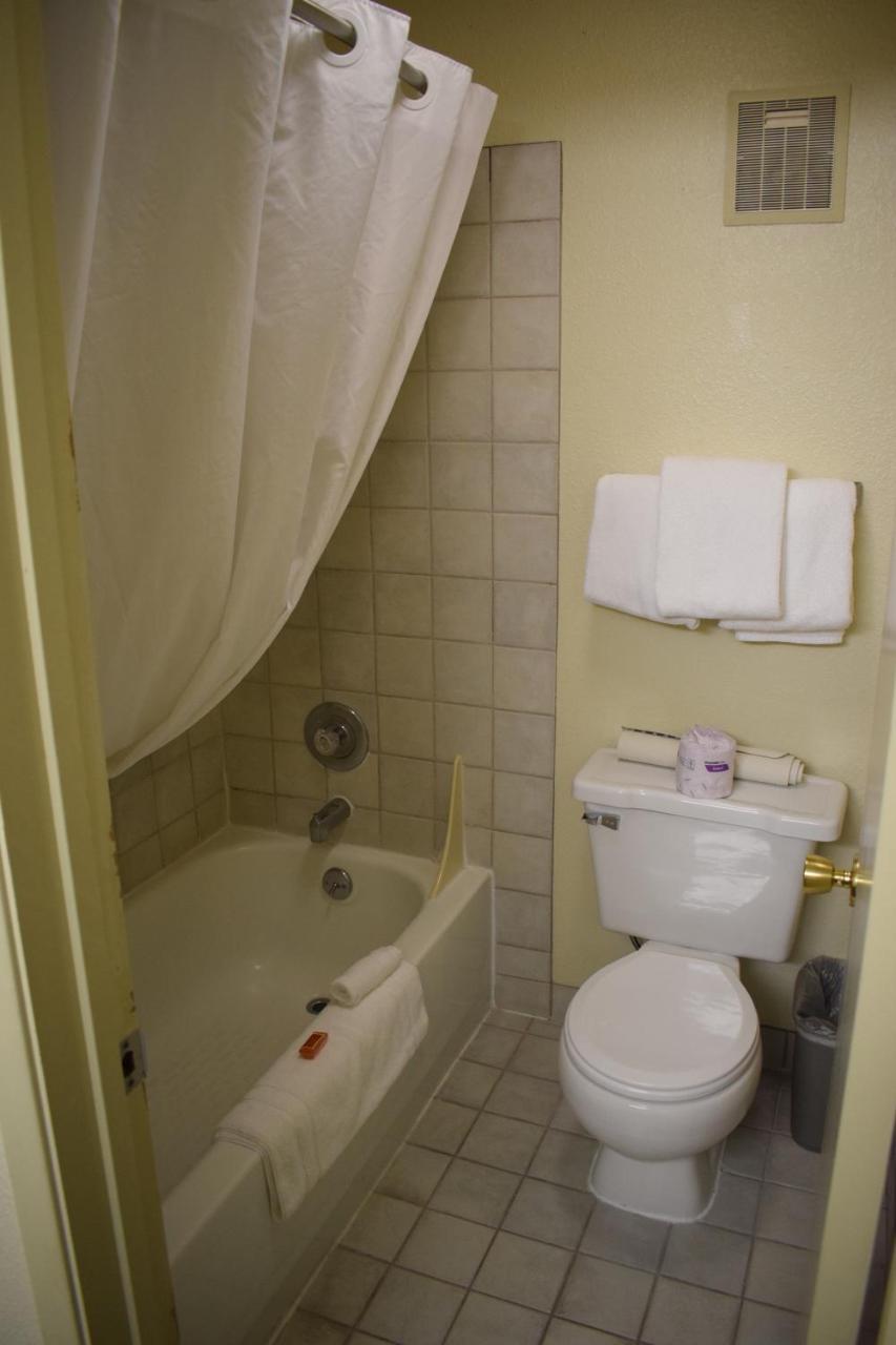 Queen Studio Suite with River View - Non-Smoking