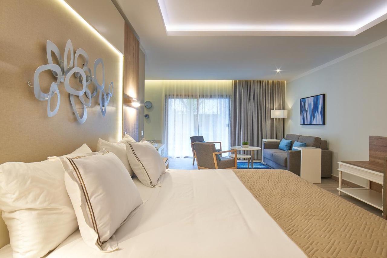 Junior Suite Deluxe Swim Up Corner (1 Adult)