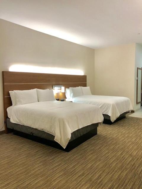 Standard Queen Room with Two Queen Beds