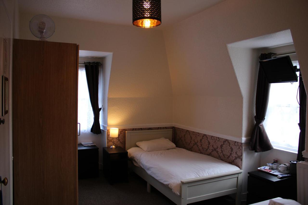 Quarto Individual com Casa de Banho Partilhada