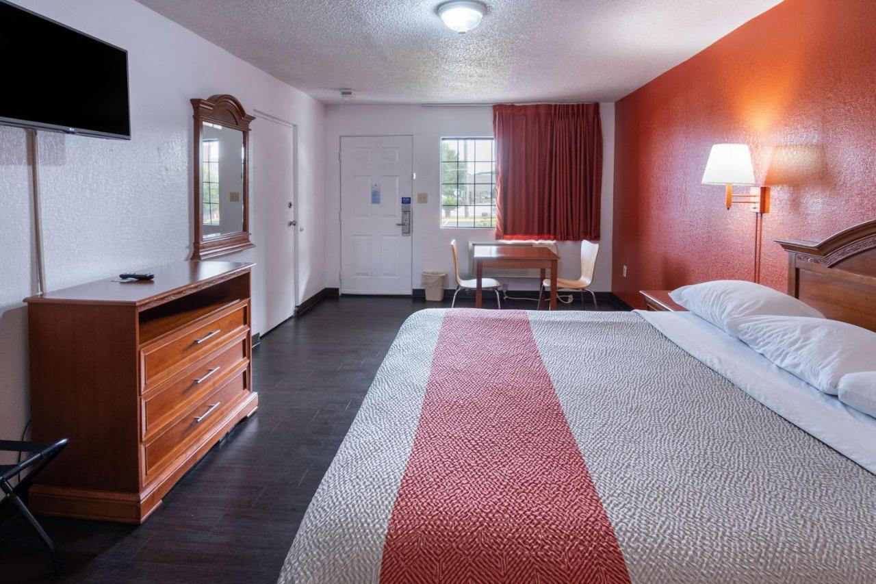 Deluxe King Room - Non-Smoking