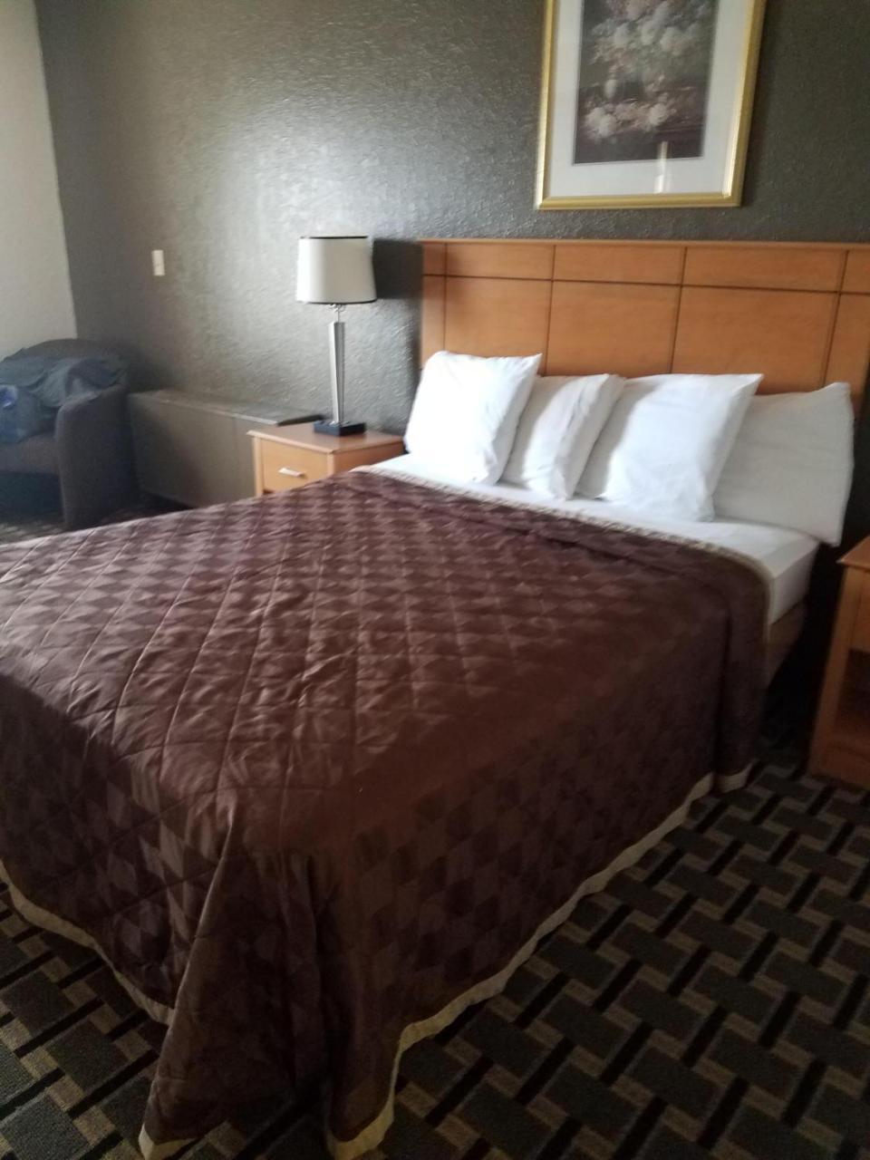 One Queen Bed Smoking