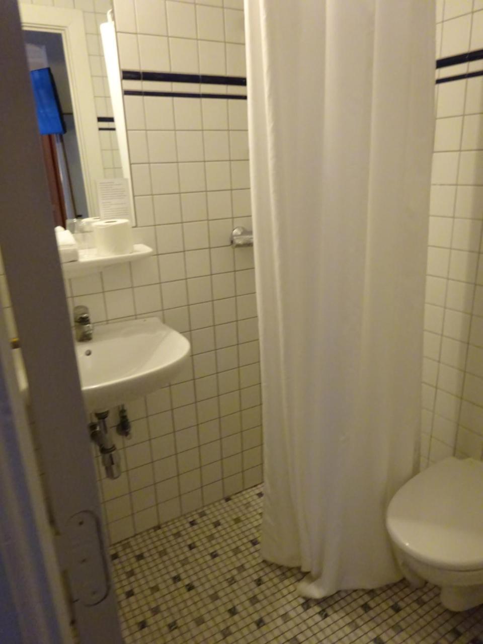 Vierbettzimmer mit Bad