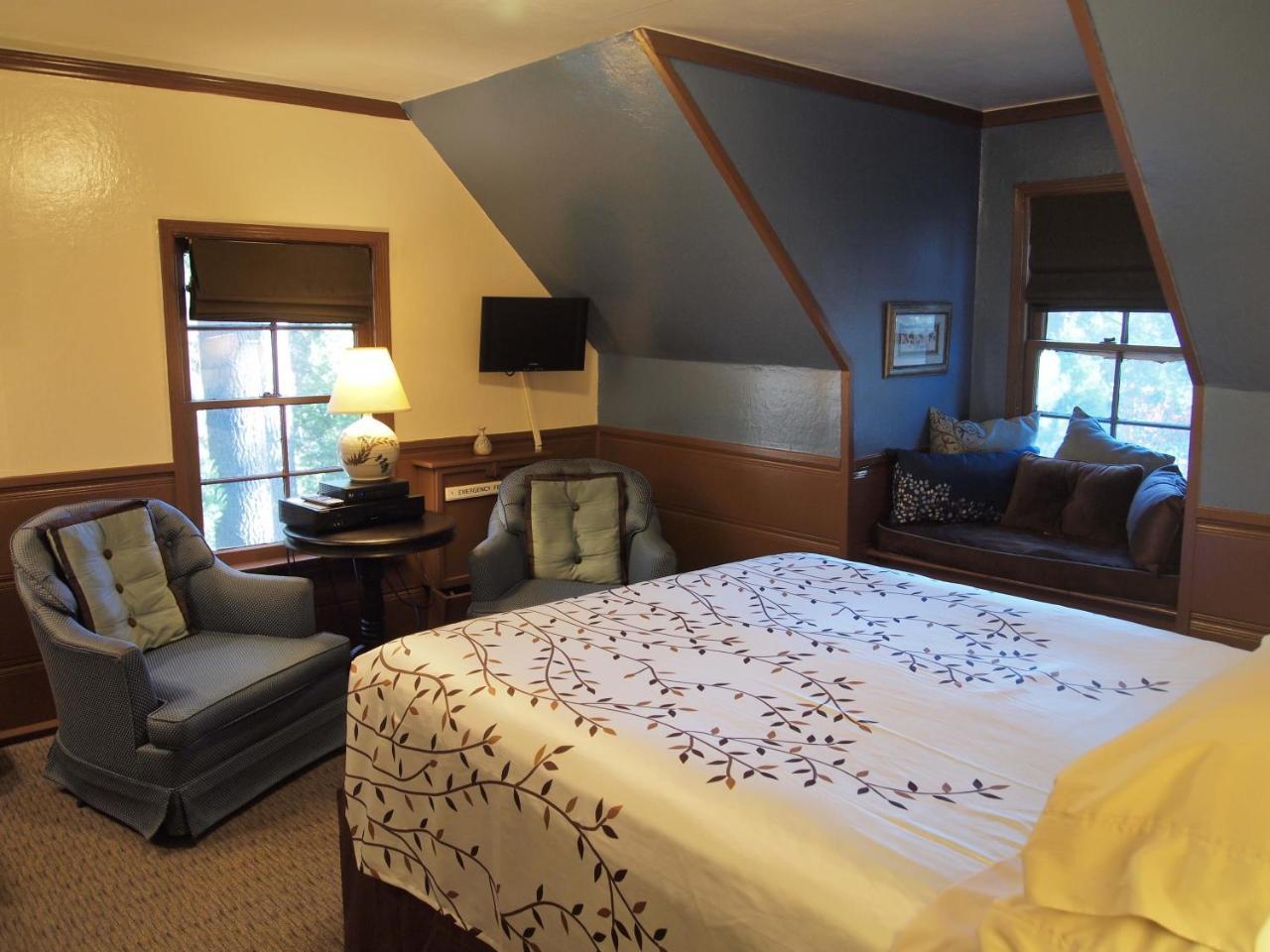 Deluxe Queen Room