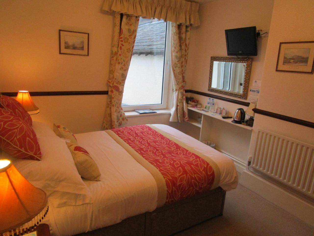 Cosy Double Room with En-Suite Shower