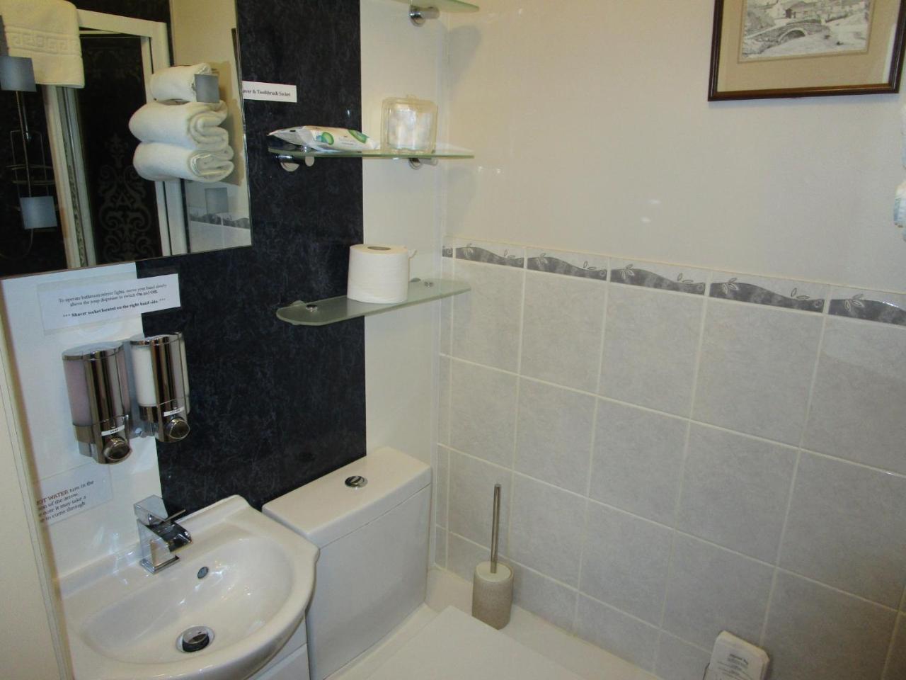 Cosy Double Room with En-Suite Shower
