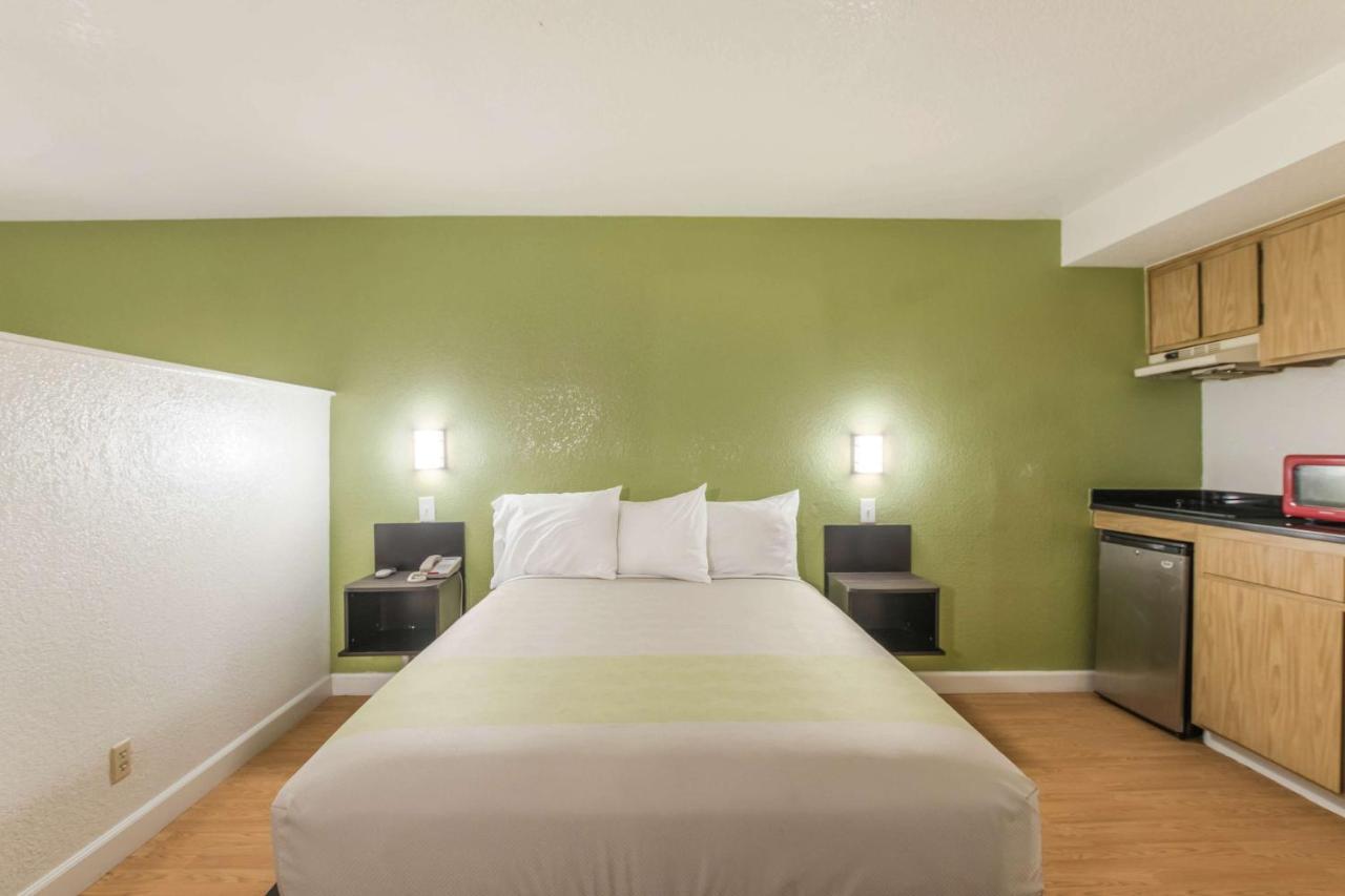 Deluxe Queen Room - Non-Smoking
