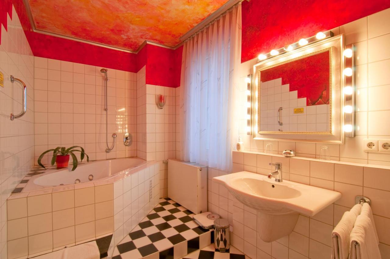 Doppelzimmer mit Whirlpool-Badewanne