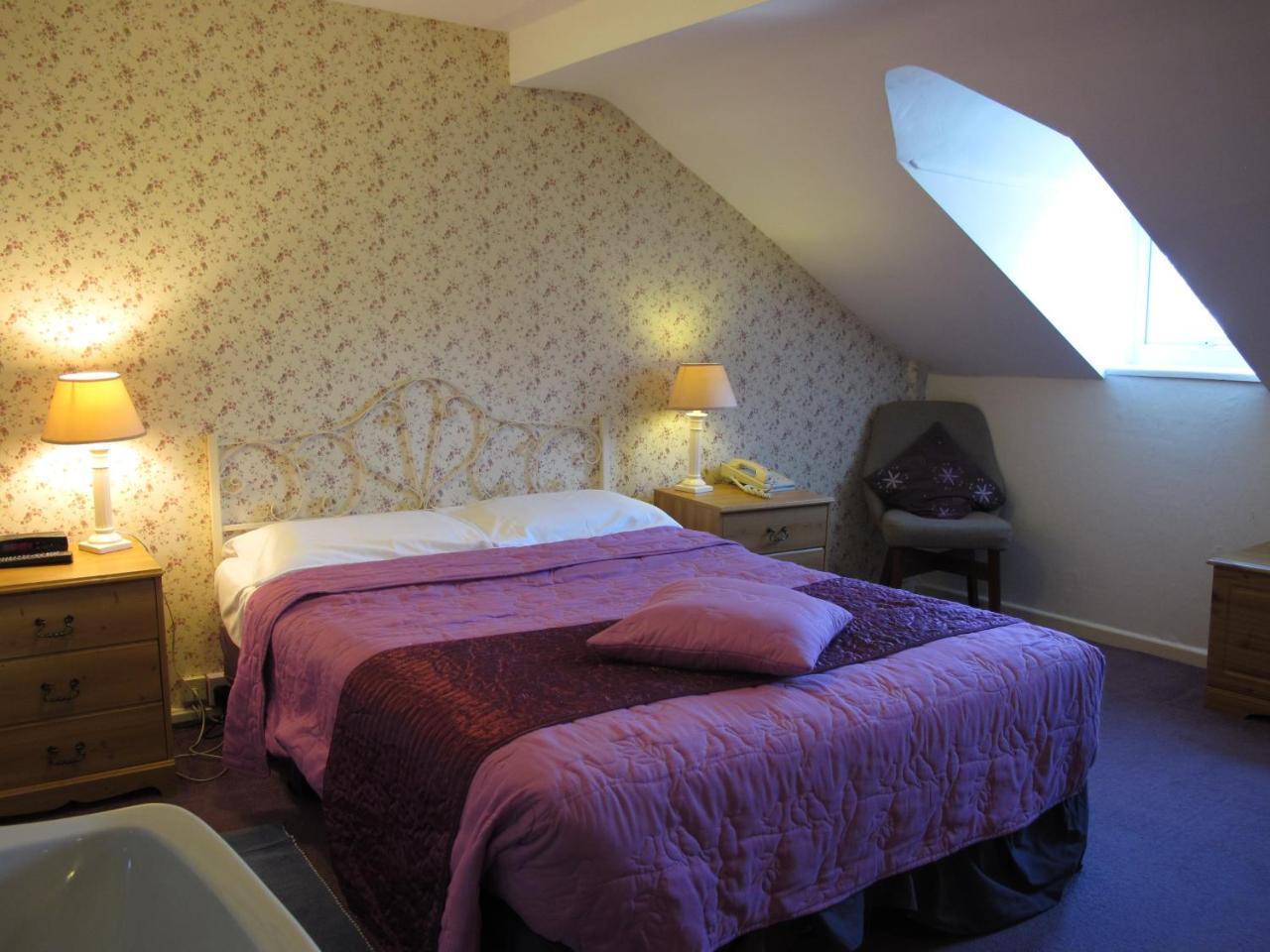 Double Room with Private Bathroom (Non En-suite)