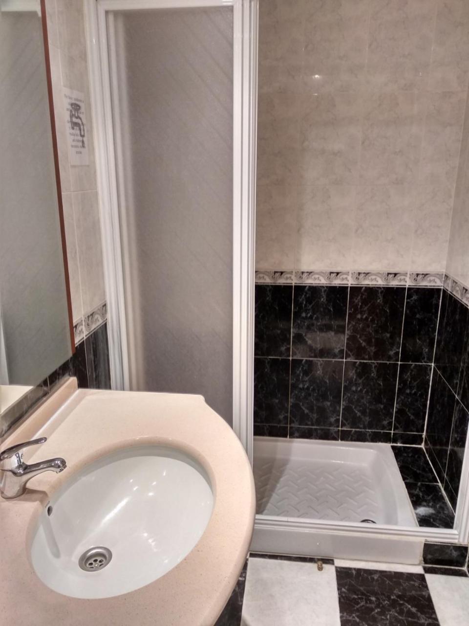 Single Room,761400166:JPEG