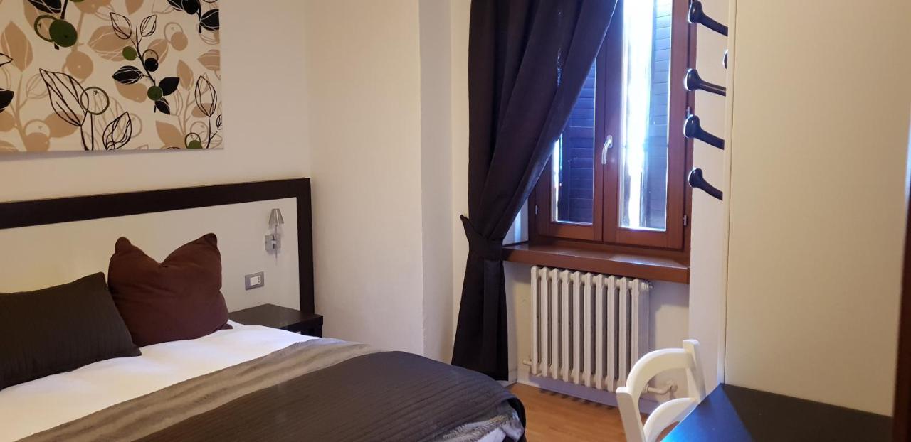 Two Connecting Rooms,765994882:JPEG