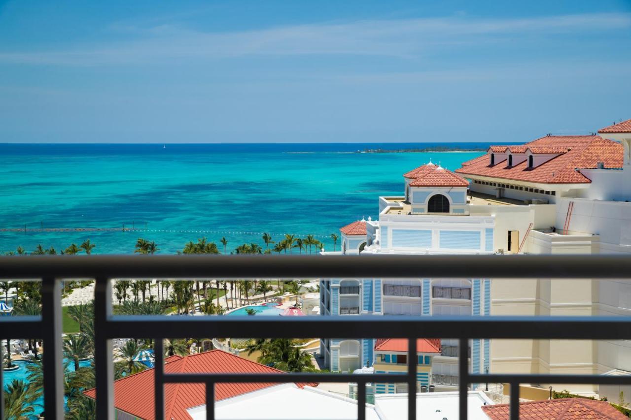 Cama grande y vistas al mar