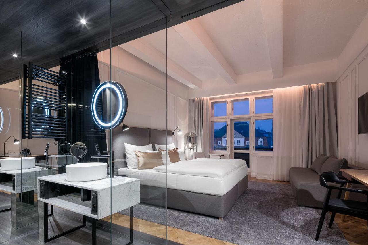Quarto Familiar com Banheira de Hidromassagem e Varanda