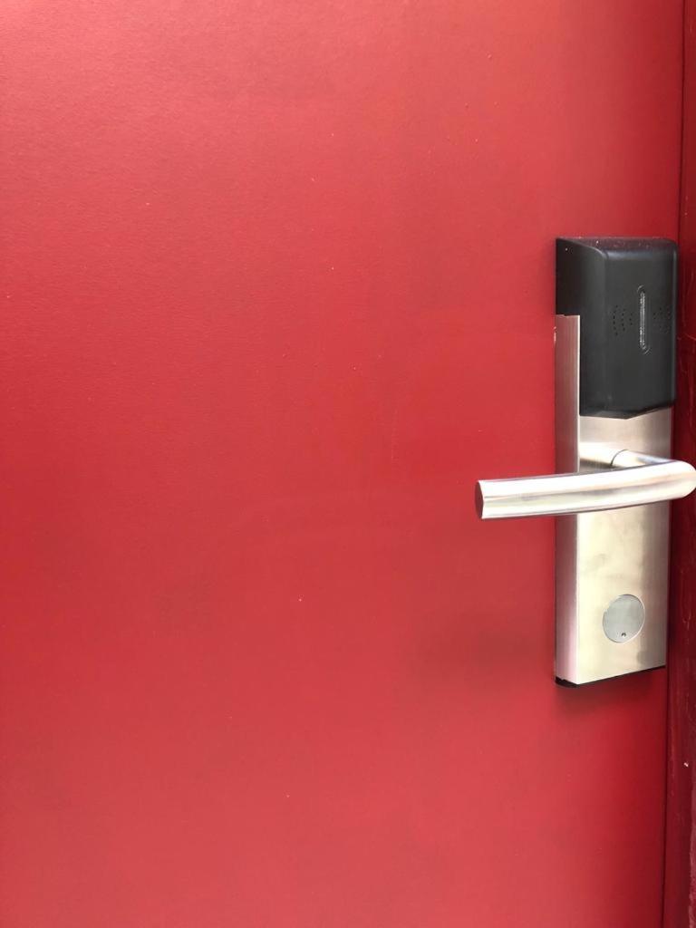 Chambre Simple avec Toilettes Extérieures Communes