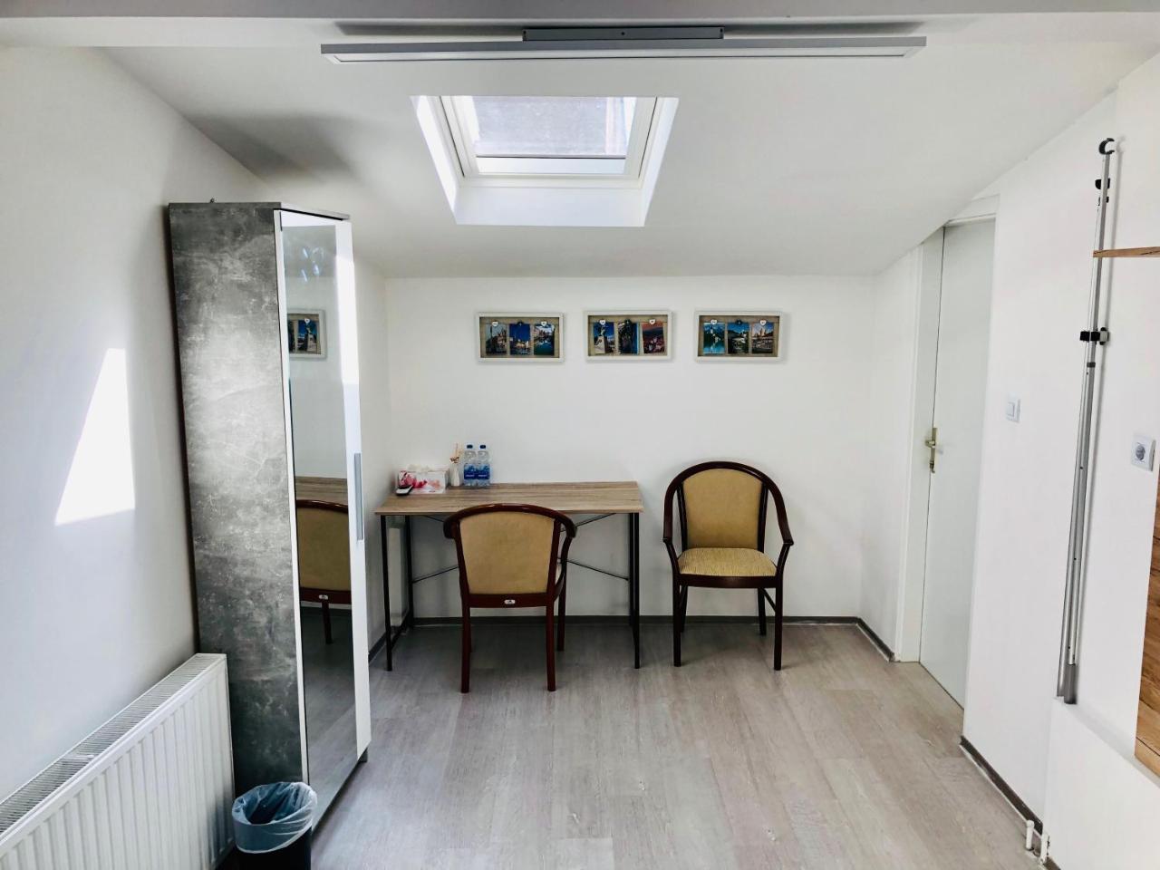 Chambre Lits Jumeaux avec Salle de Bains Commune