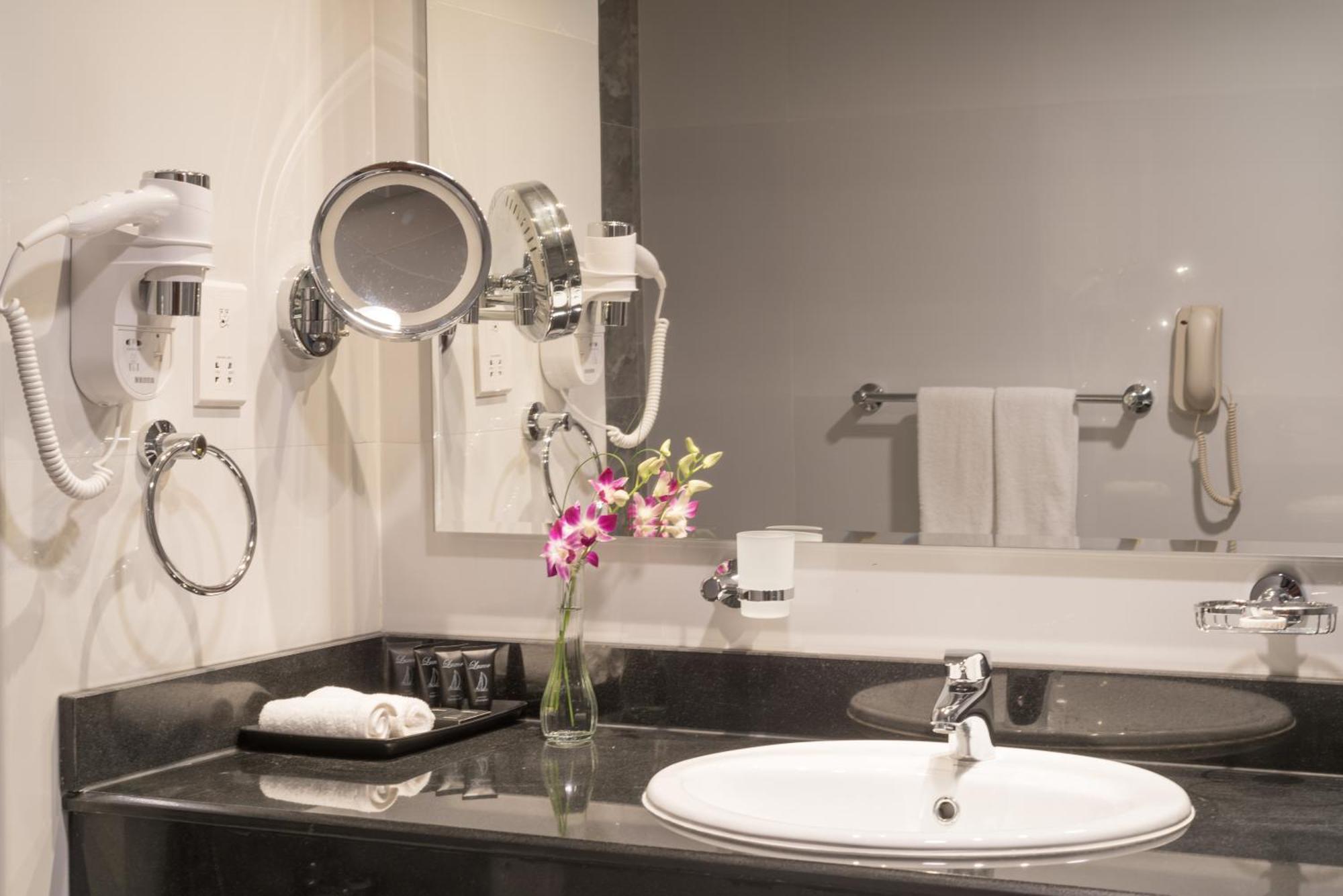 Suite mit 1 Schlafzimmer mit Kingsize-Bett und Stadtblick