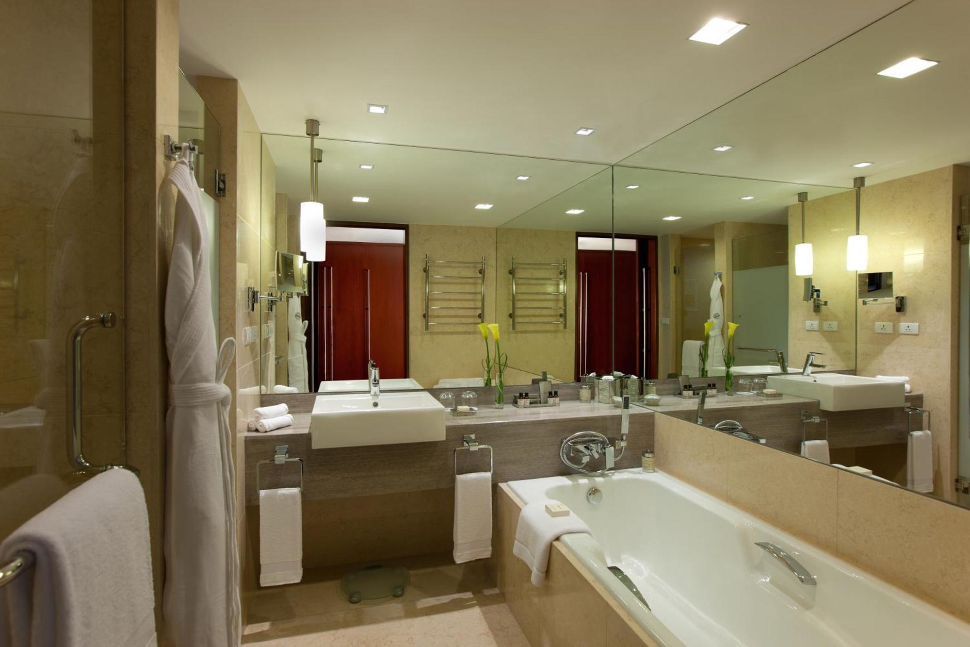 Fairmont Gold King bed Room