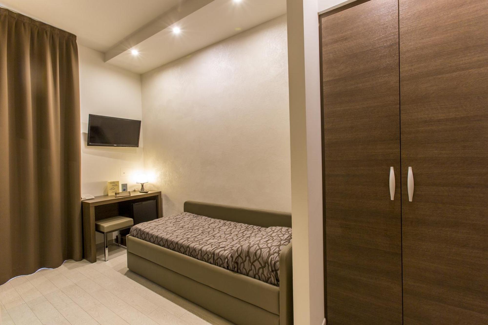 Single Room with Balcony,1589124812:JPEG