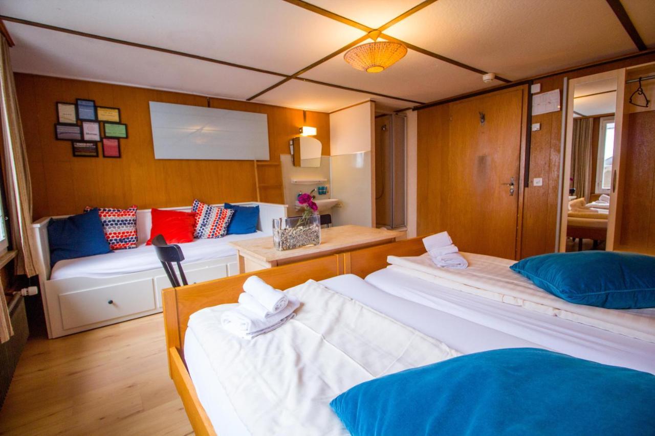 Zweibettzimmer mit Dusche