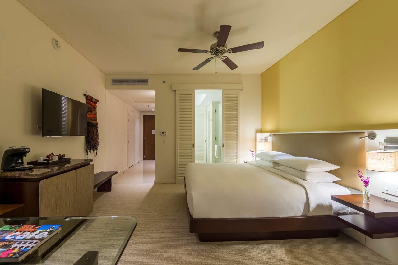 Habitación con cama extragrande.