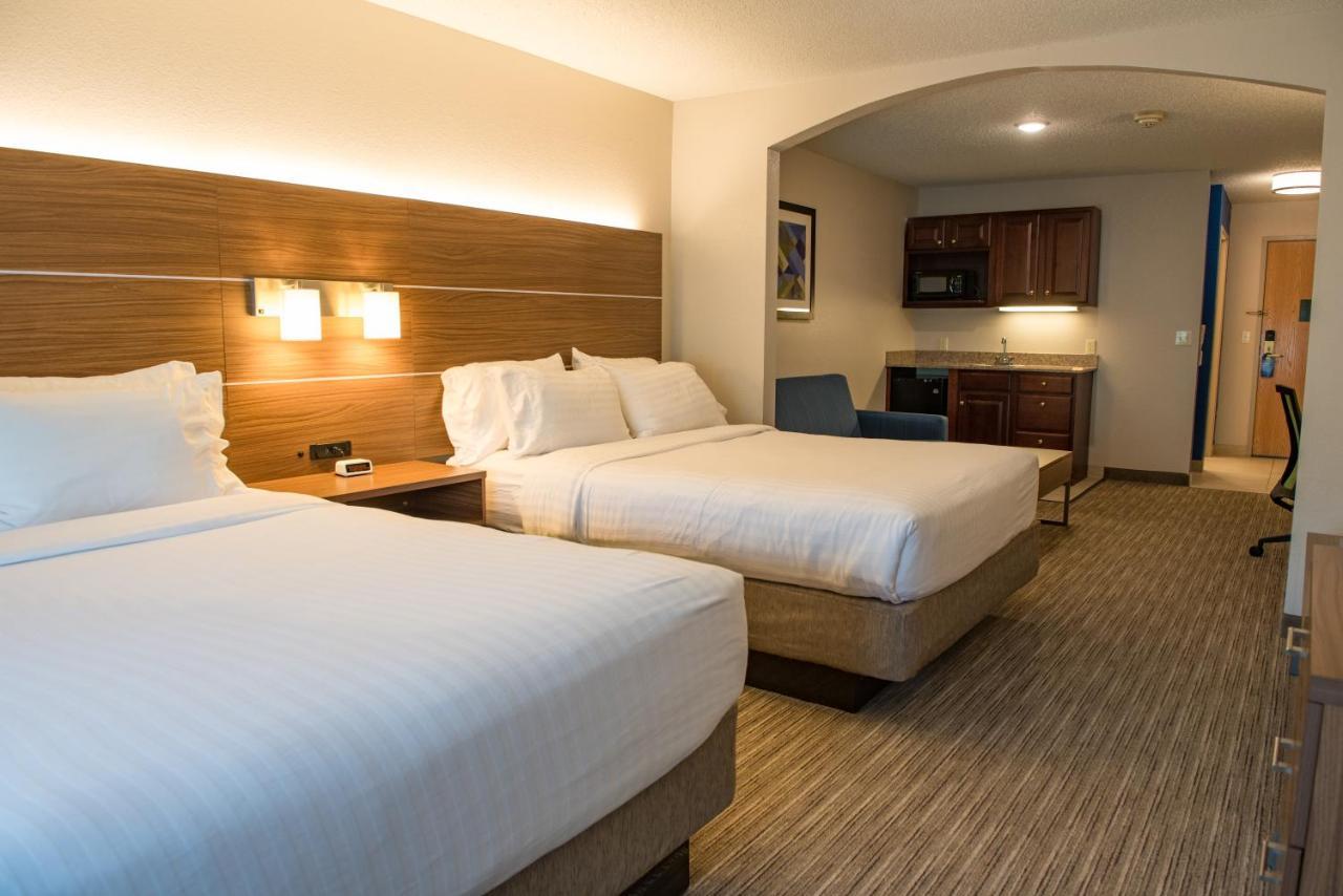 Queen Suite with Two Queen Beds