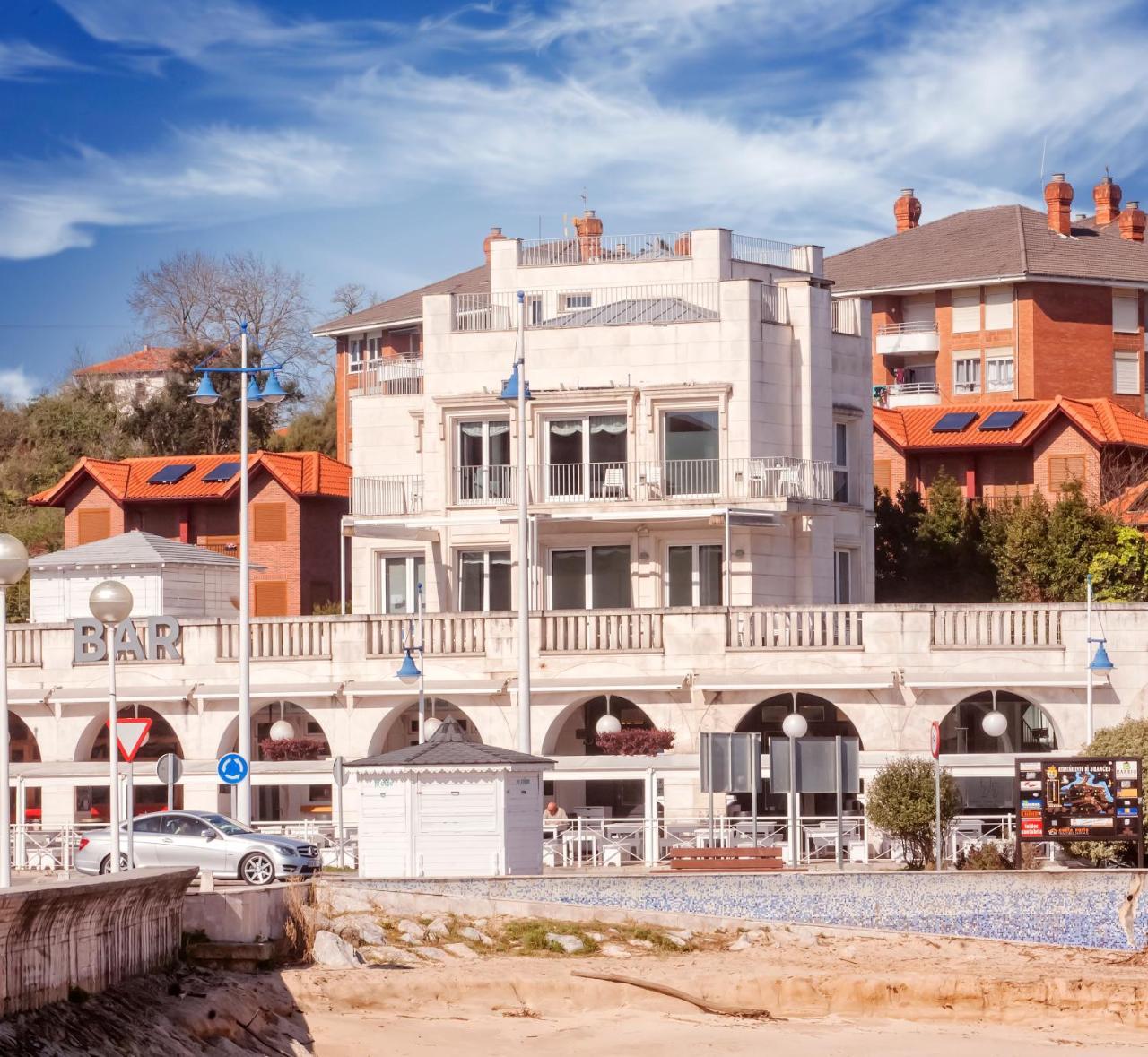 Habitación Doble Deluxe con bañera de hidromasaje y balcón con vistas al mar