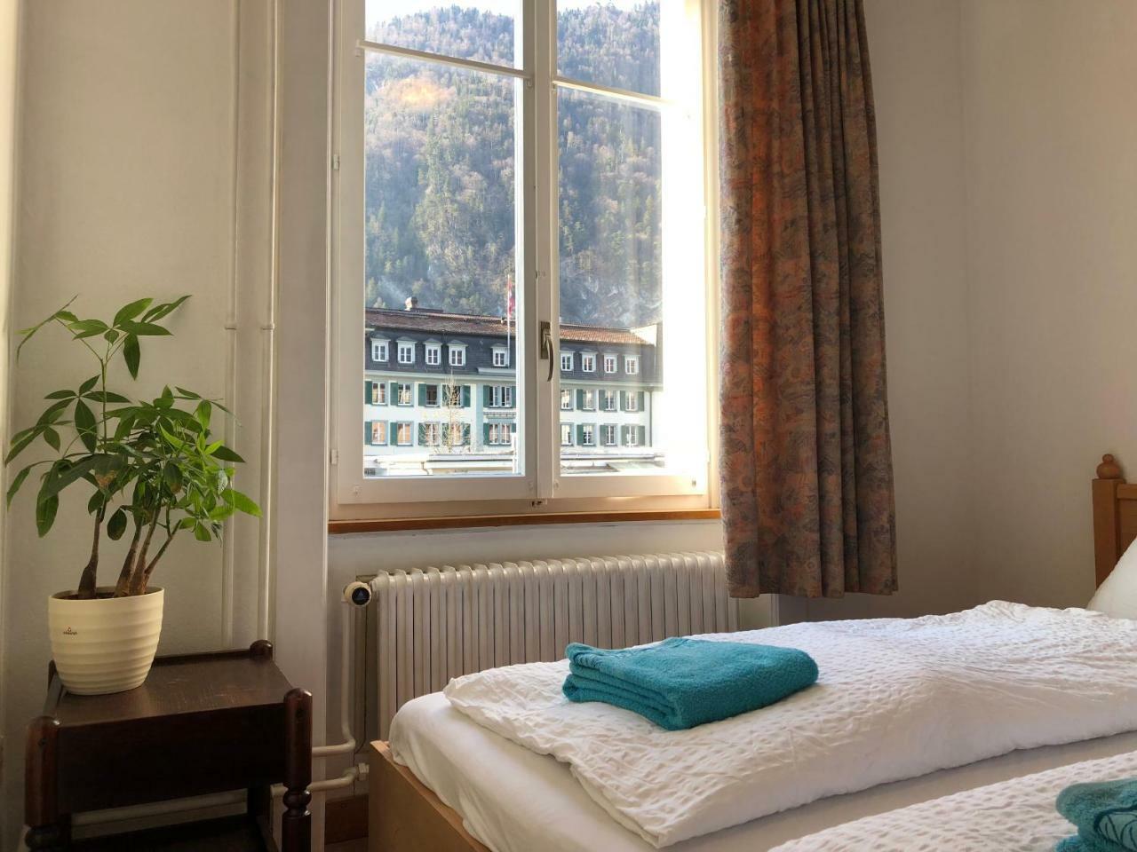 Tweepersoonskamer met Uitzicht op de Bergen en een Gedeelde Badkamer
