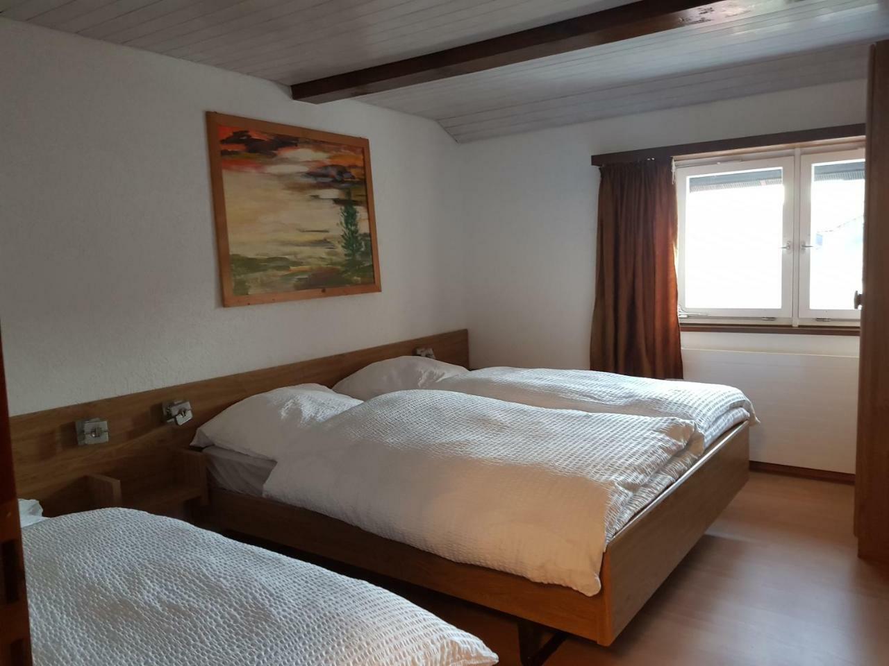 Dreibettzimmer mit Dusche