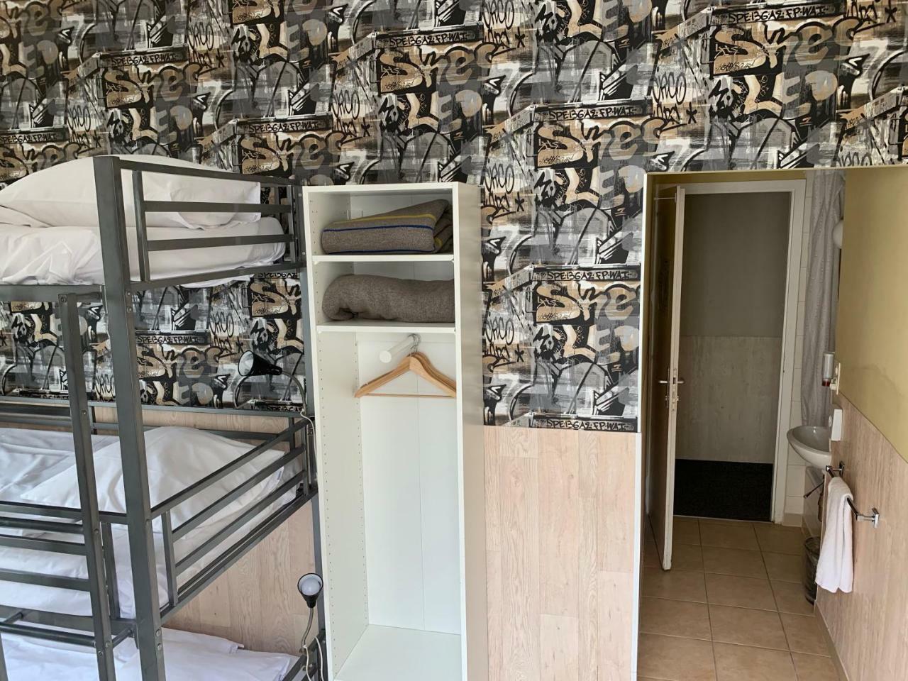 Camera Tripla con Letto a Castello e Servizi Igienici in Comune