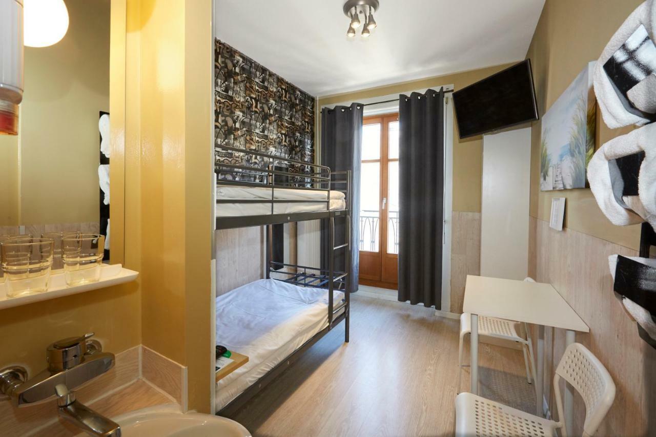 Camera con Letto a Castello e Servizi Igienici in Comune