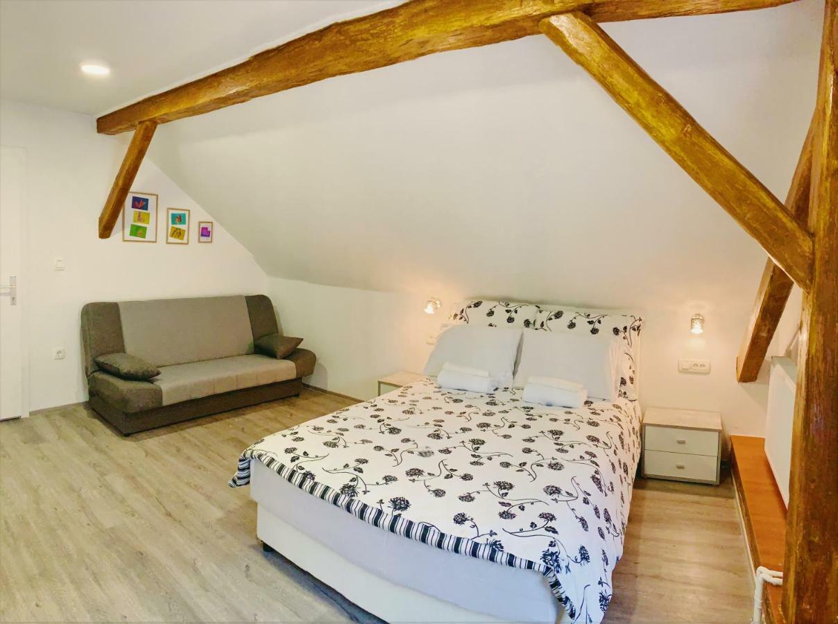 Chambre Double Confort Mansardée avec Salle de Bains Commune
