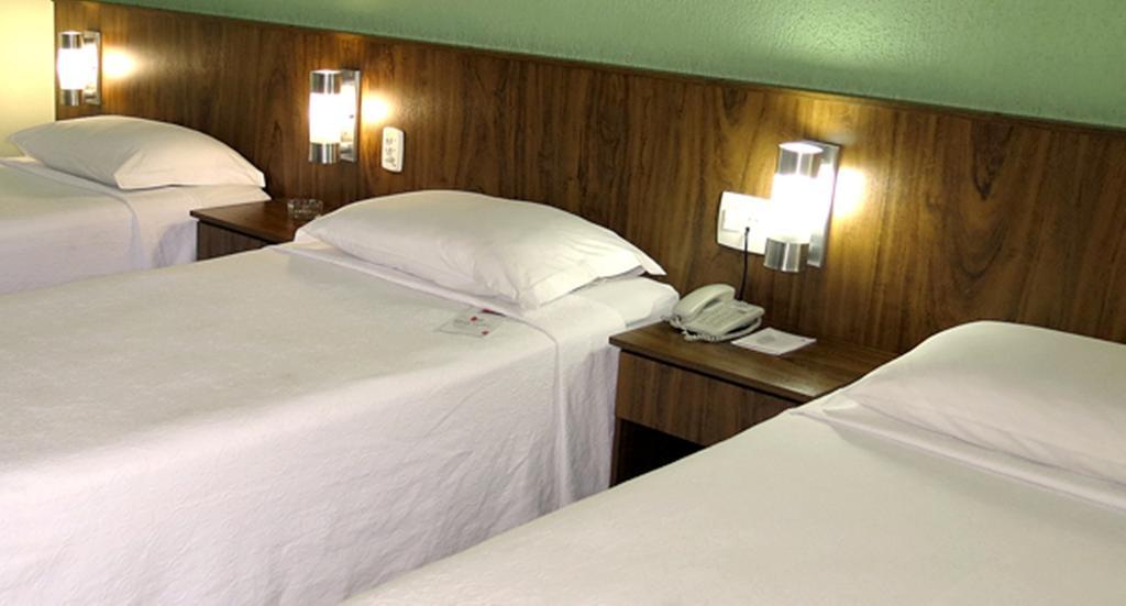 Quarto com 2 Camas de Solteiro