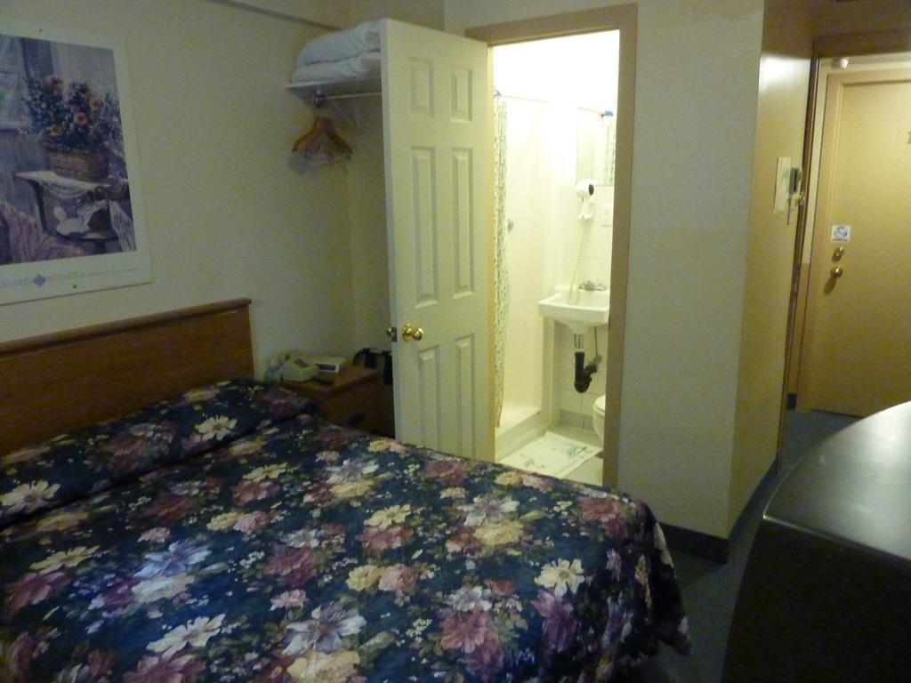 Quarto Econômico com 1 Cama de Casal - Semi Subsolo