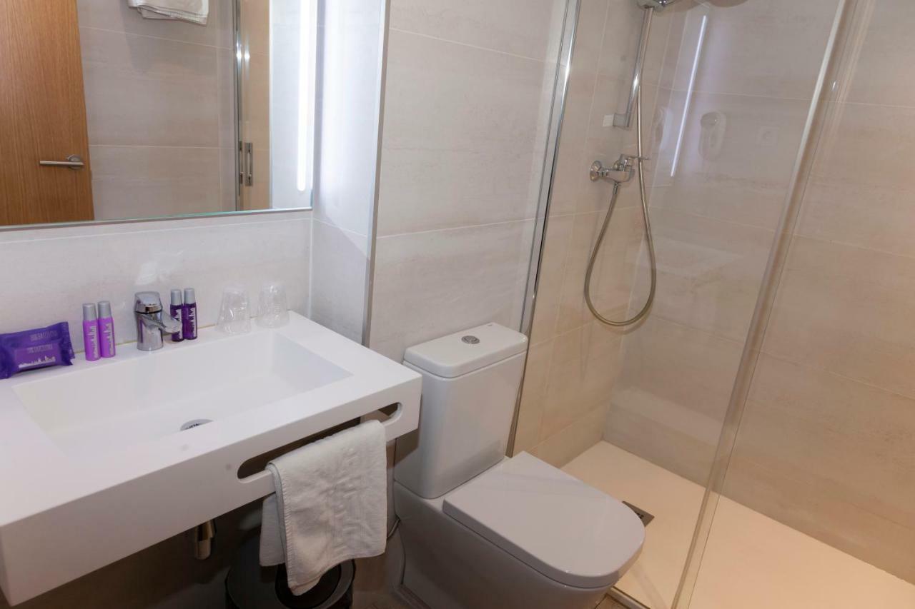 Single Room with Bathroom,790927119:JPEG