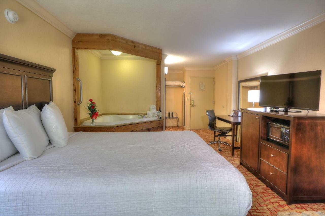 Queen Room with Hot Tub - Non-Smoking