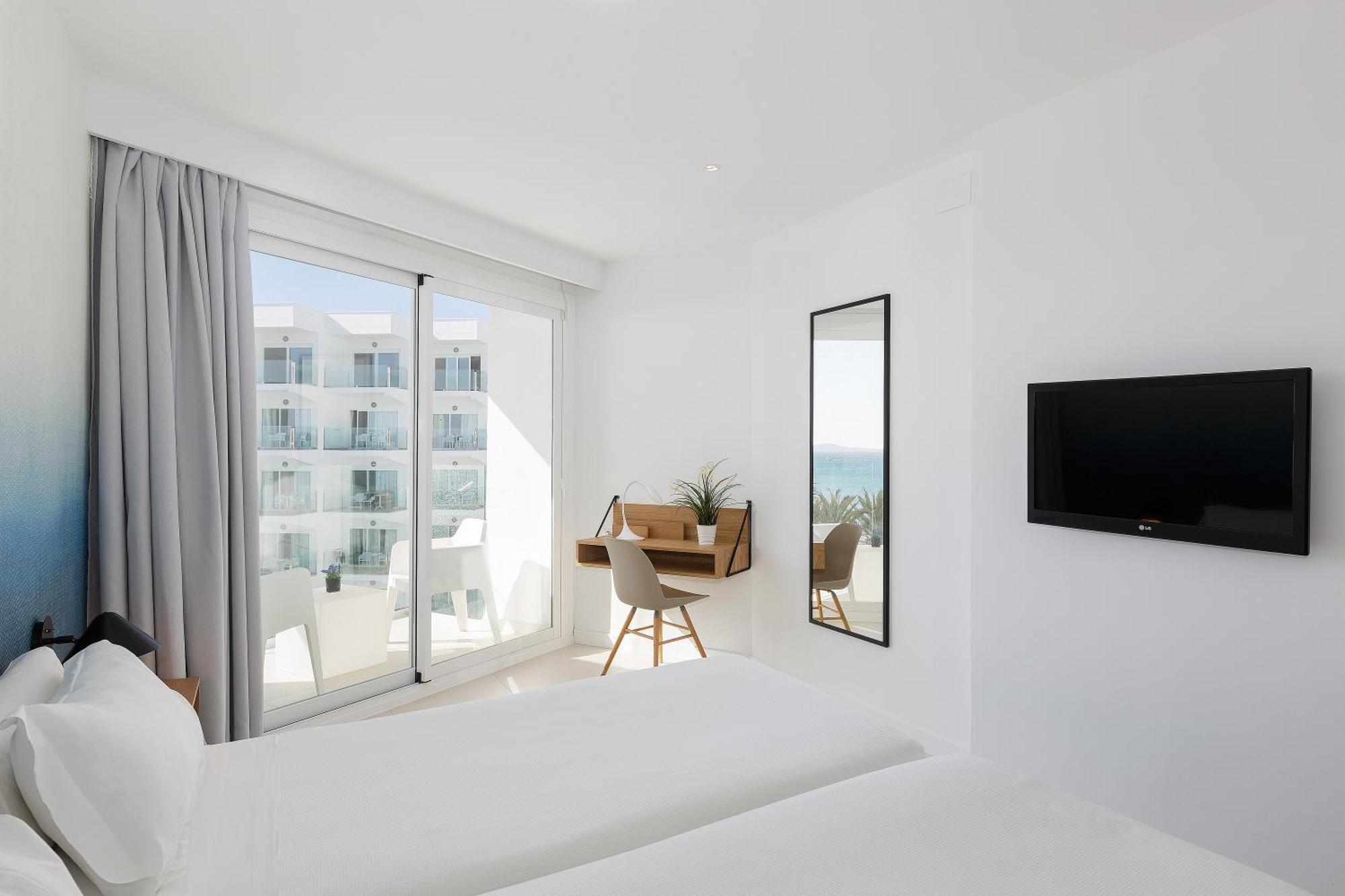 Zweibettzimmer mit seitlichem Meerblick und Balkon