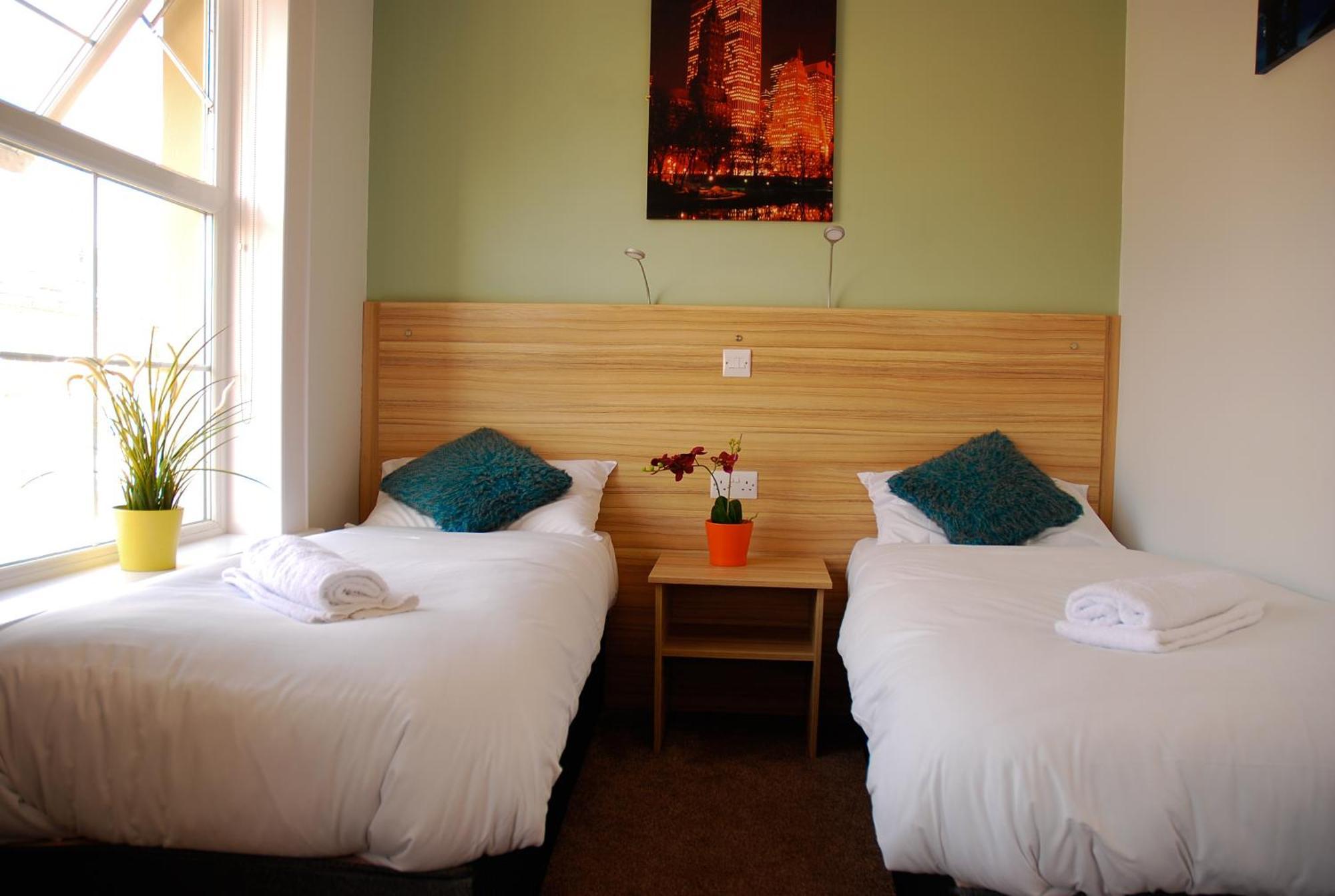 Chambre Lits Jumeaux avec Salle de Bains Commune